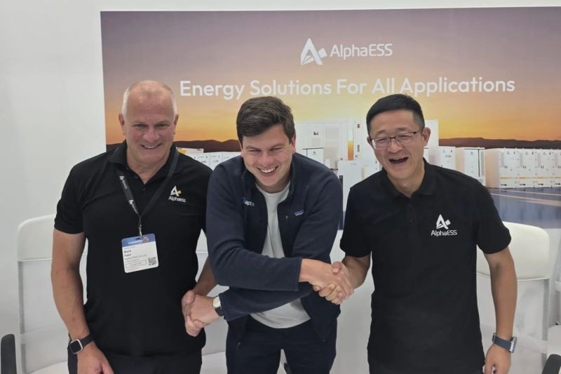 AlphaESS UK and Capture Energy representatives shaking hands to mark their new commercial battery storage partnership